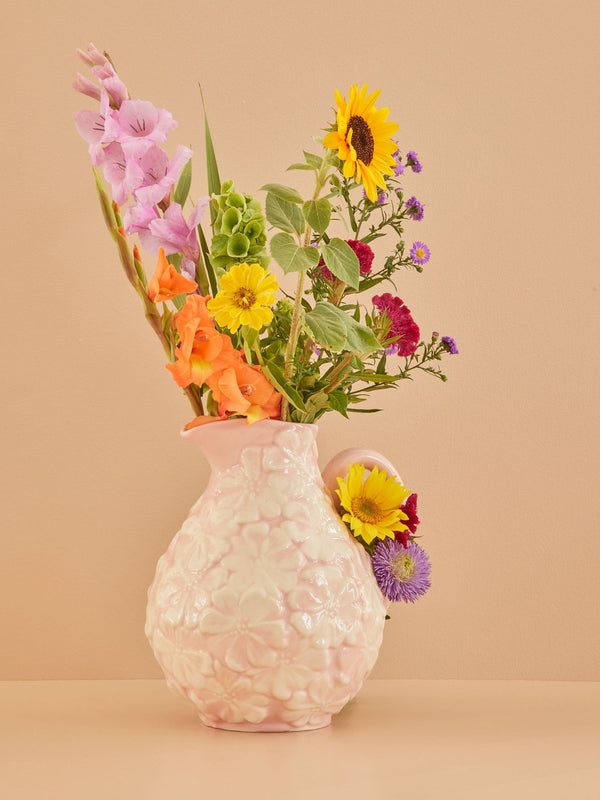 Lyserød keramikkande med blomster