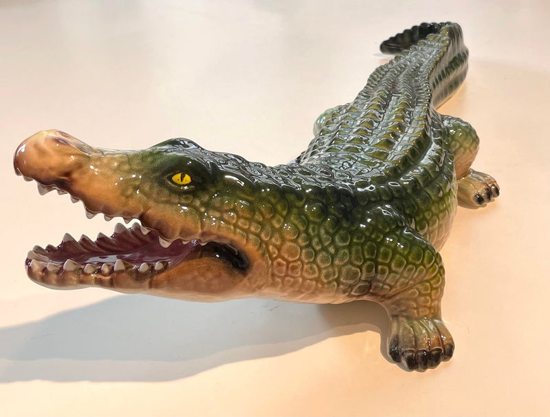 <tc>Medium crocodile porcelain figure</tc>
