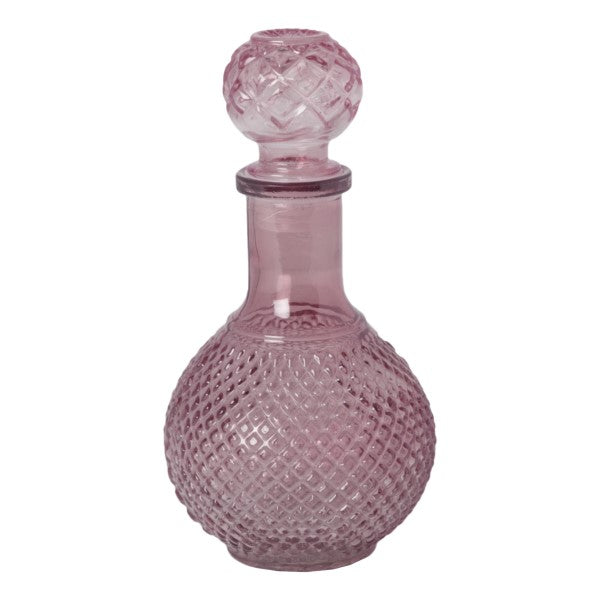 Carafe with cut pattern in glass.