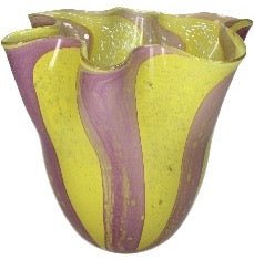 Gul vase med lyserøde striber