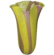 Høj gul vase med lyserøde striber