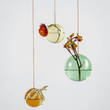 Sød hængende vase, Bubblevase i amber fra Studio About. 