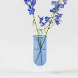 Smuk, blå tube vase fra Studio About - perfekt til små buketter og evighedsblomster